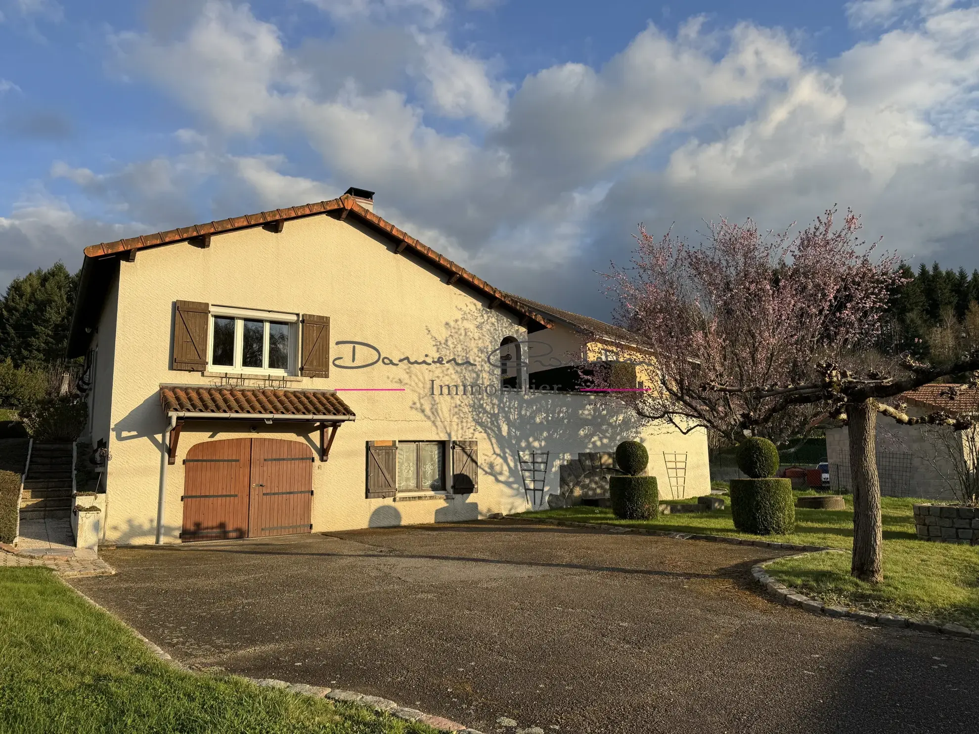Villa familiale avec terrain de 1414 m² à Cours-la-Ville 