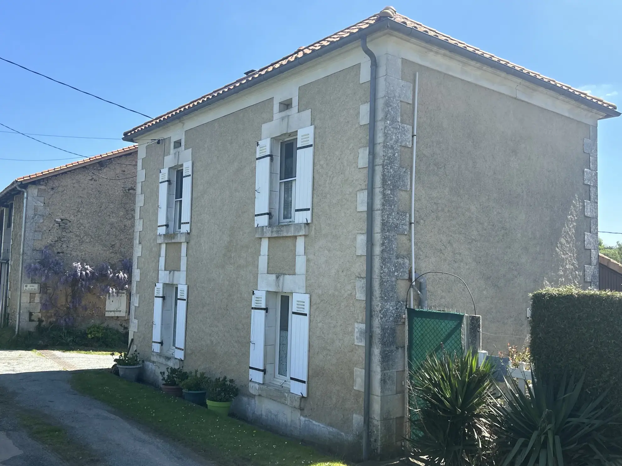 Maison en pierre avec grange, terrain et truffière à Lisle, Dordogne 