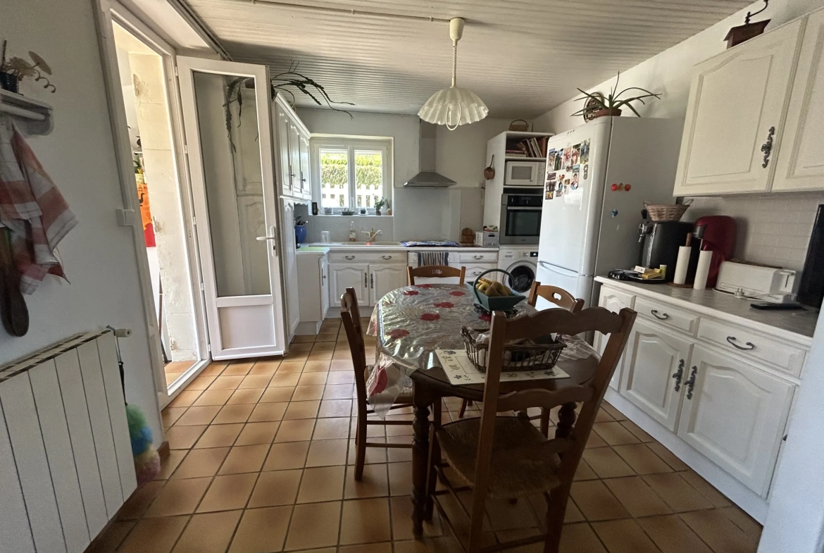 Maison en pierre avec grange, terrain et truffière à Lisle, Dordogne 