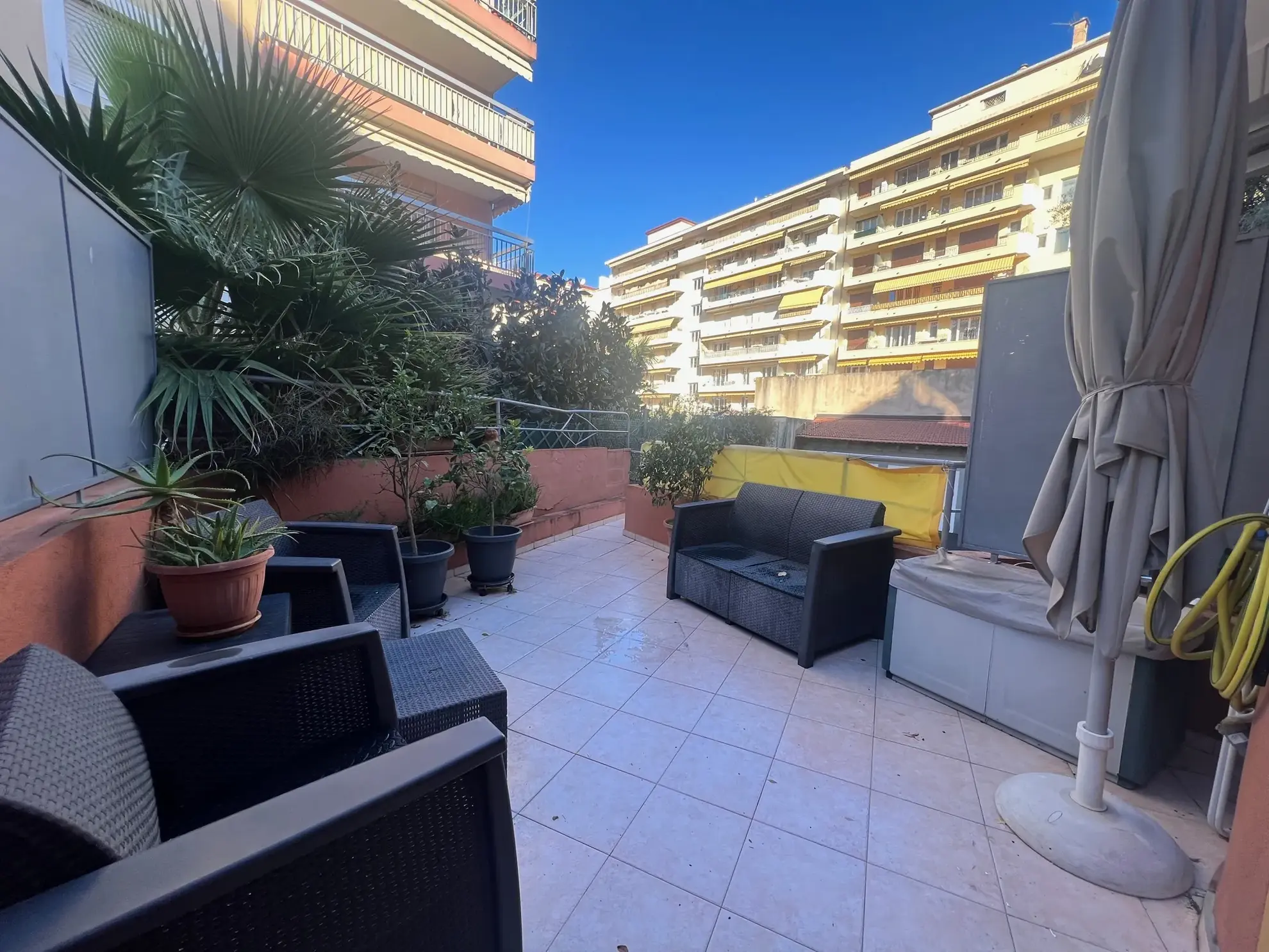 Studio à vendre à Menton avec terrasse et parking privé - Cours du Centenaire 