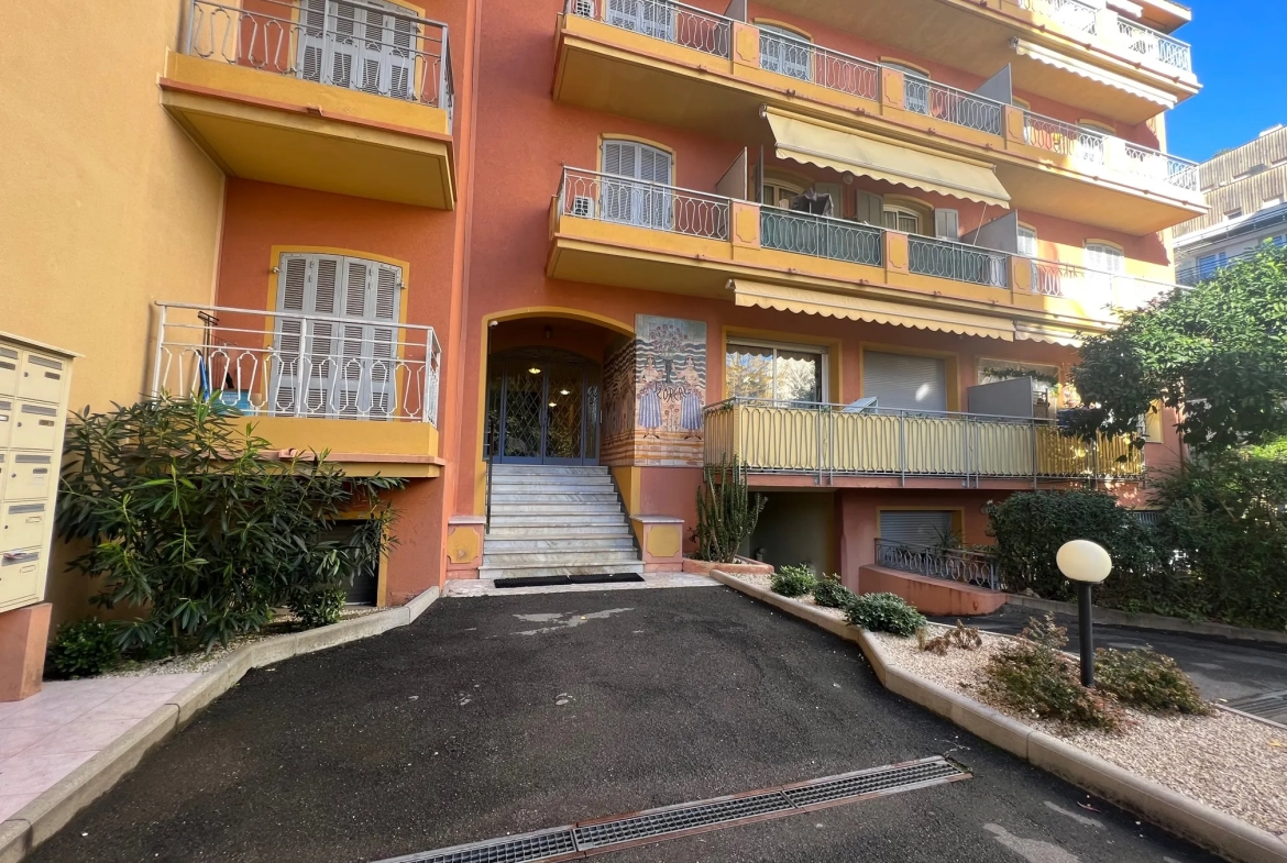 Studio à vendre à Menton avec terrasse et parking privé - Cours du Centenaire 