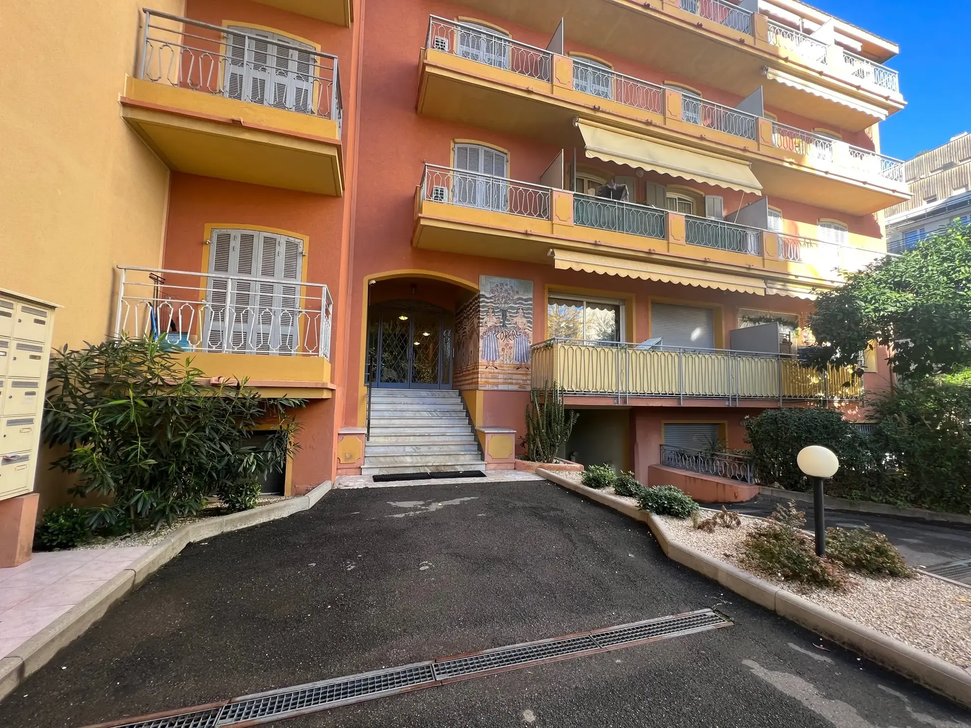 Studio à vendre à Menton avec terrasse et parking privé - Cours du Centenaire 