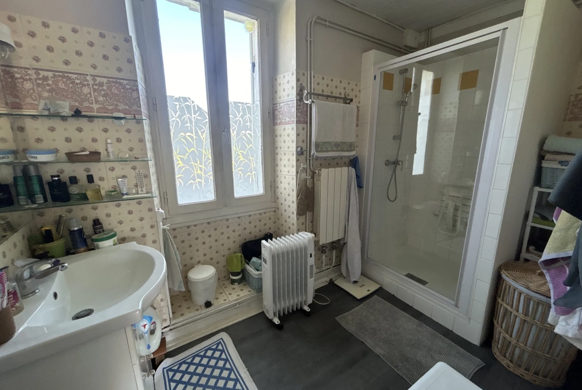Maison en pierre avec grange, terrain et truffière à Lisle, Dordogne 