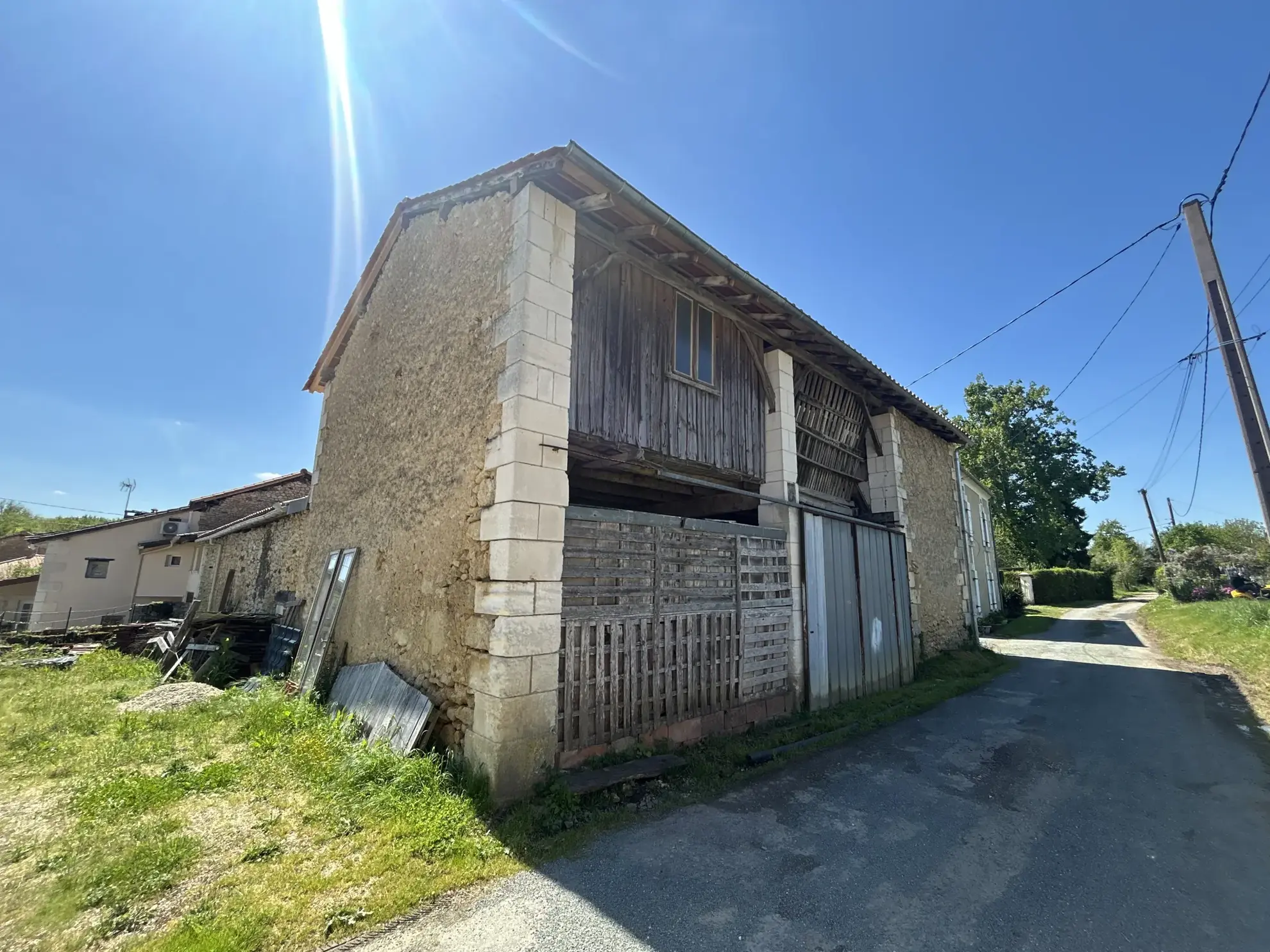 Maison en pierre avec grange, terrain et truffière à Lisle, Dordogne 