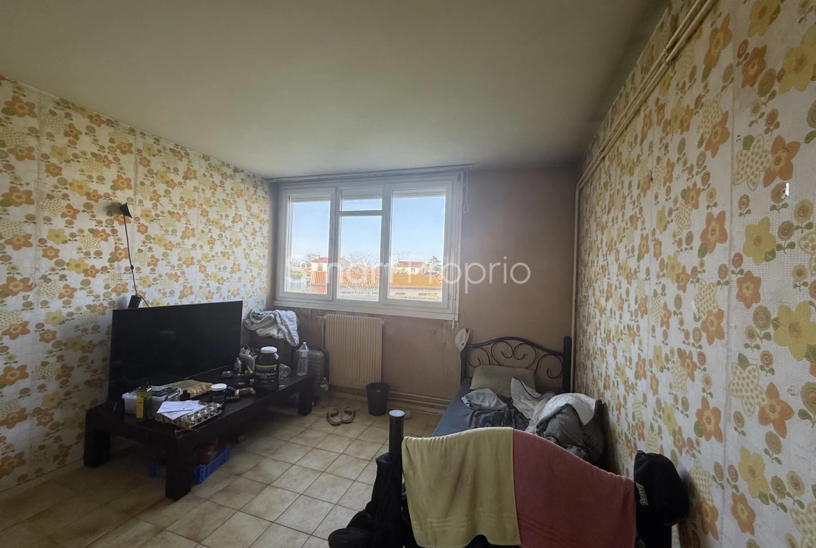 Appartement T4 à rénover à Carbon Blanc avec cave et parking 