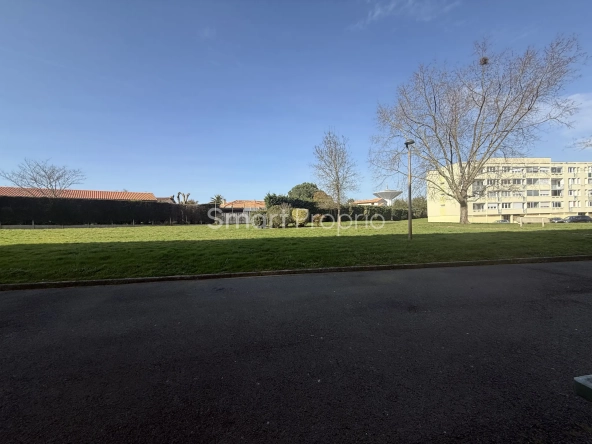 Appartement T4 à rénover à Carbon Blanc avec cave et parking
