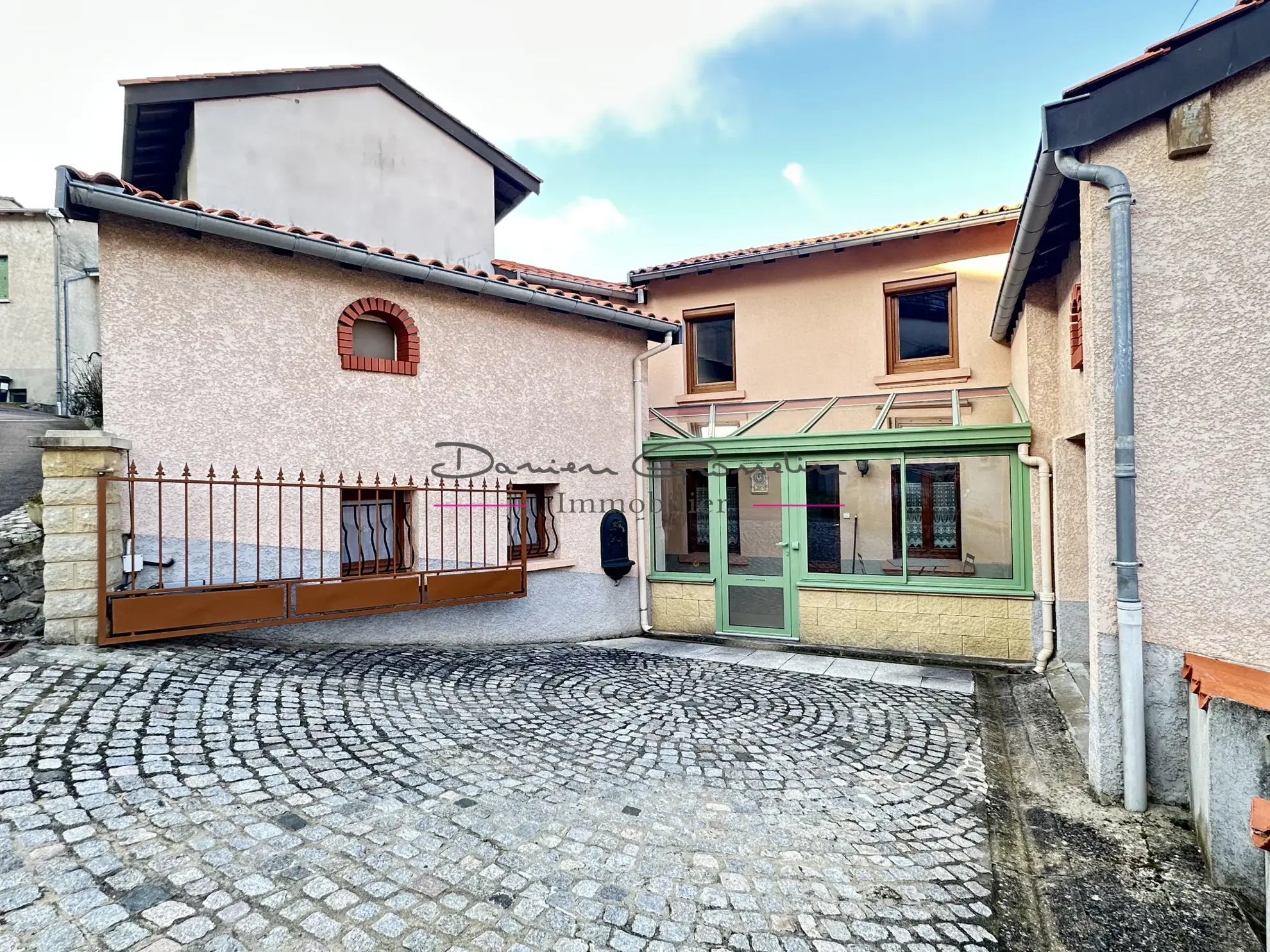 Maison de village avec jardin, garage et véranda à Sainte Colombe sur Gand 