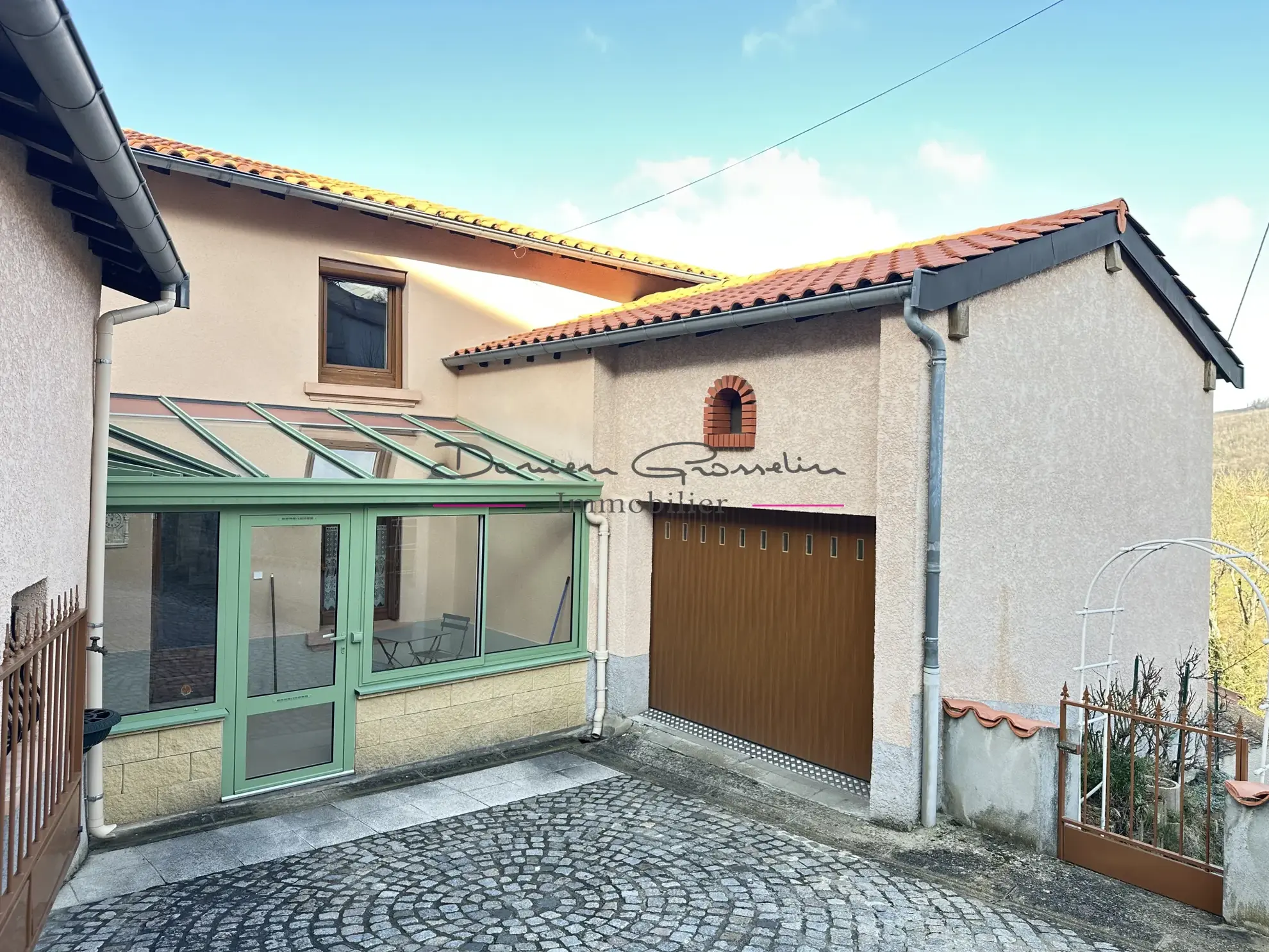 Maison de village avec jardin, garage et véranda à Sainte Colombe sur Gand 
