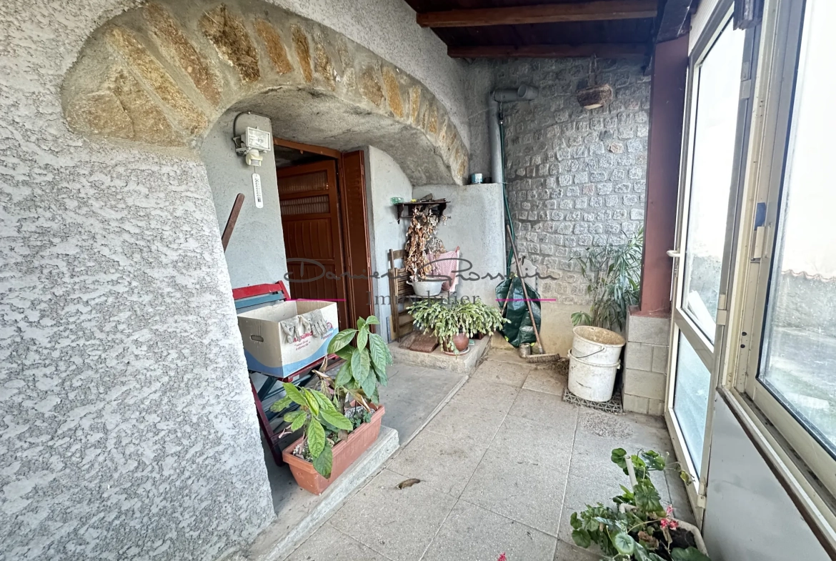 Maison de village avec jardin, garage et véranda à Sainte Colombe sur Gand 