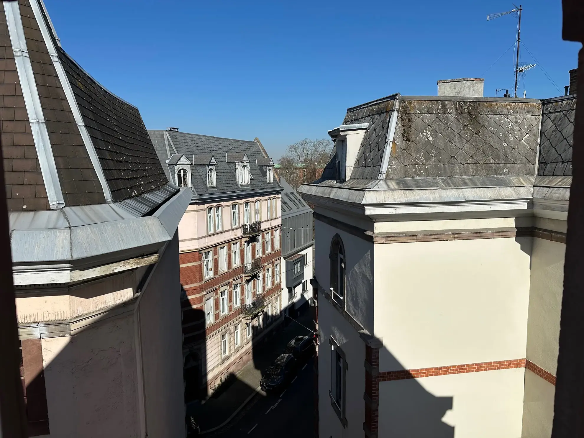 Appartement duplex moderne de 3 pièces à Strasbourg, dernier étage, proche tram et place de la République 
