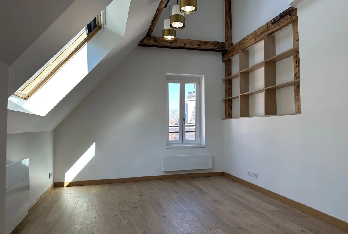 Appartement duplex moderne de 3 pièces à Strasbourg, dernier étage, proche tram et place de la République 