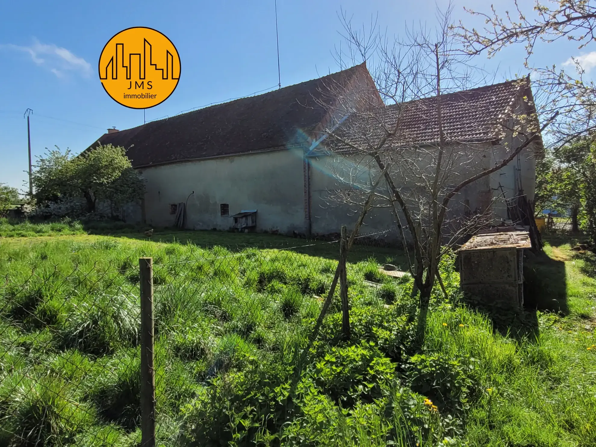 Longère à vendre avec grand potentiel sur 1,1 hectare proche Saint Pourçain et Bransat 