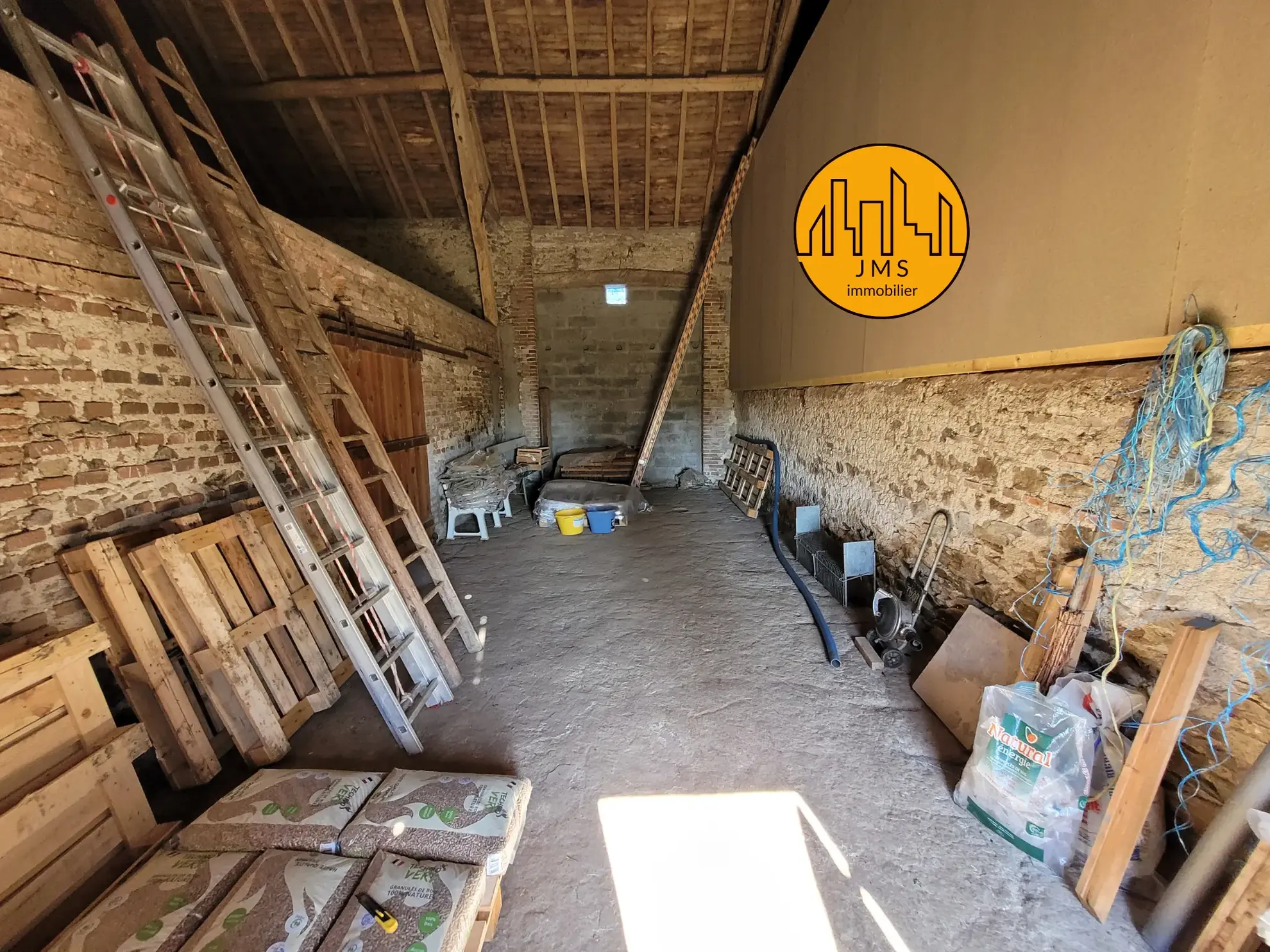 Longère à vendre avec grand potentiel sur 1,1 hectare proche Saint Pourçain et Bransat 