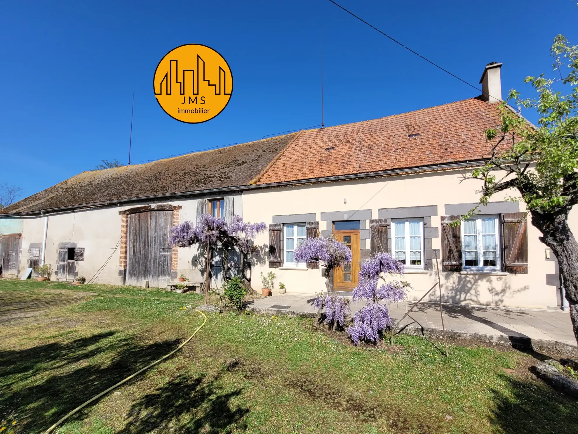 Longère à vendre avec grand potentiel sur 1,1 hectare proche Saint Pourçain et Bransat 