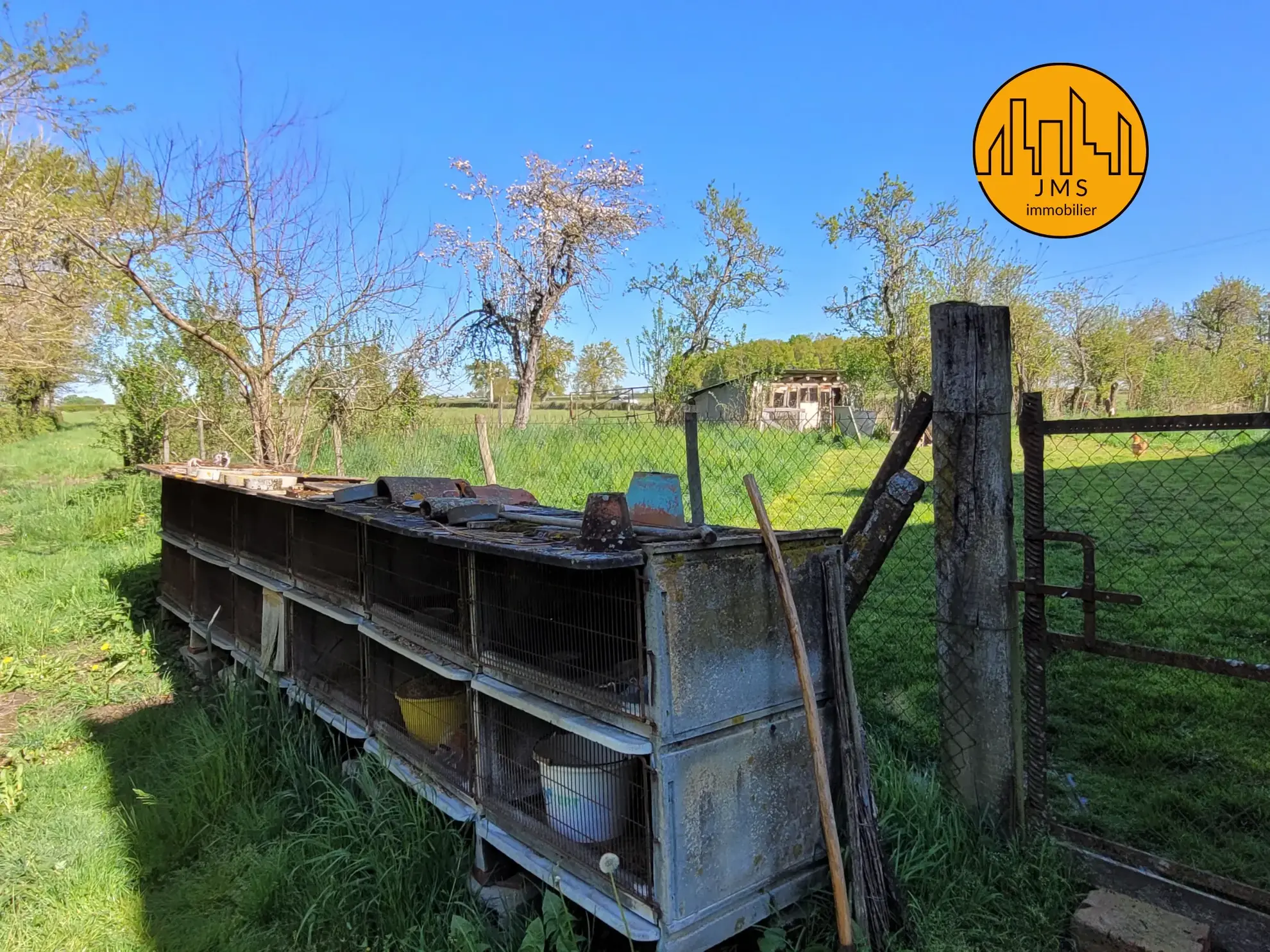 Longère à vendre avec grand potentiel sur 1,1 hectare proche Saint Pourçain et Bransat 