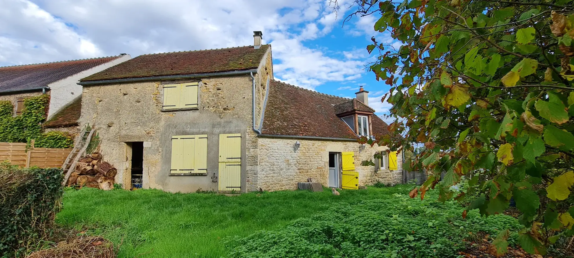 Maison de 123 m² à Varzy avec dépendances et jardin, secteur calme 