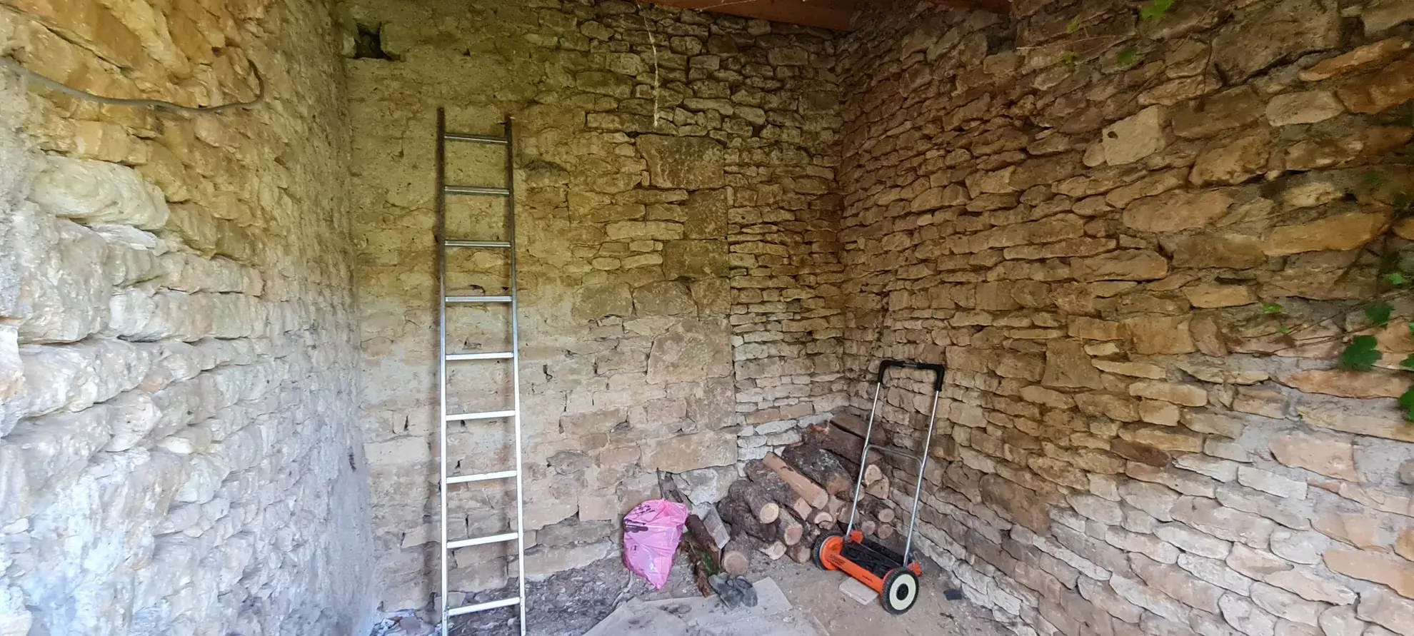 Maison de 123 m² à Varzy avec dépendances et jardin, secteur calme 