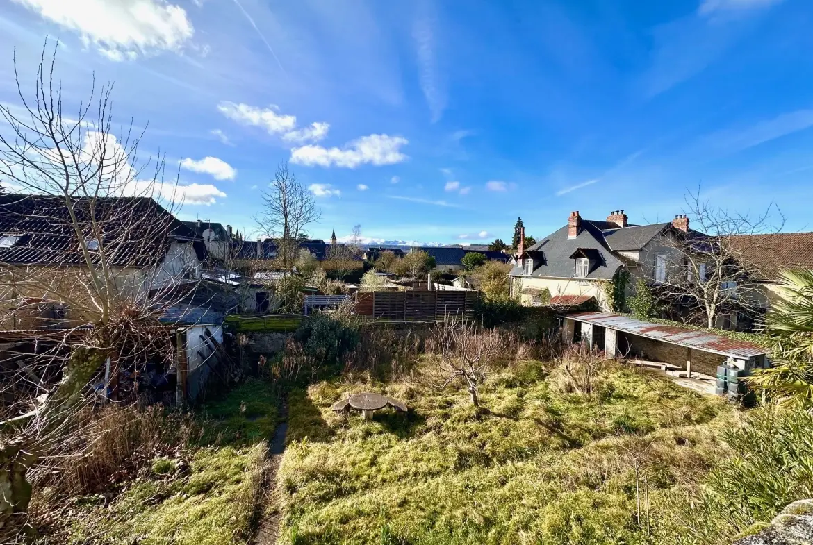 Belle maison à rénover avec dépendances et vue sur les Pyrénées à Ossun 