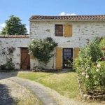 Maison de campagne avec piscine à Saint Juiré Champgillon - Investissement idéal