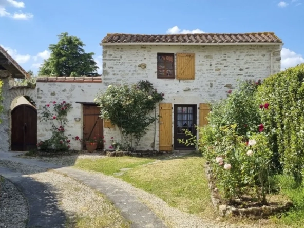 Maison de campagne avec piscine à Saint Juiré Champgillon - Investissement idéal