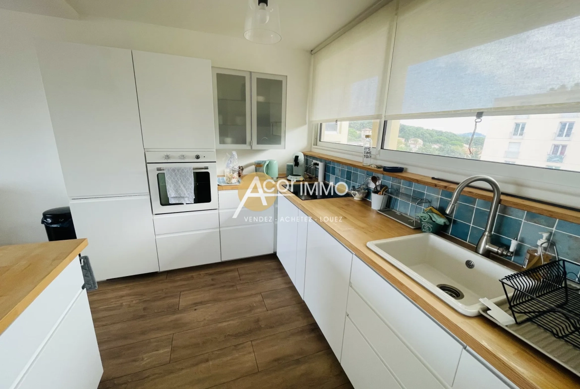 Appartement T3 rénové avec vue mer à La Seyne-sur-Mer 