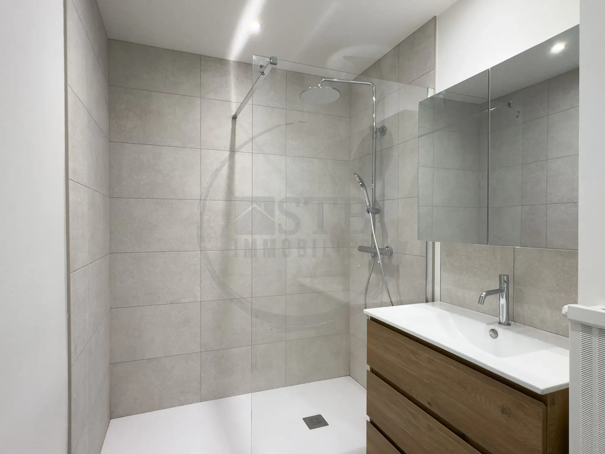 Appartement rénové de 61 m² à Valence avec balcon, garage et cave 