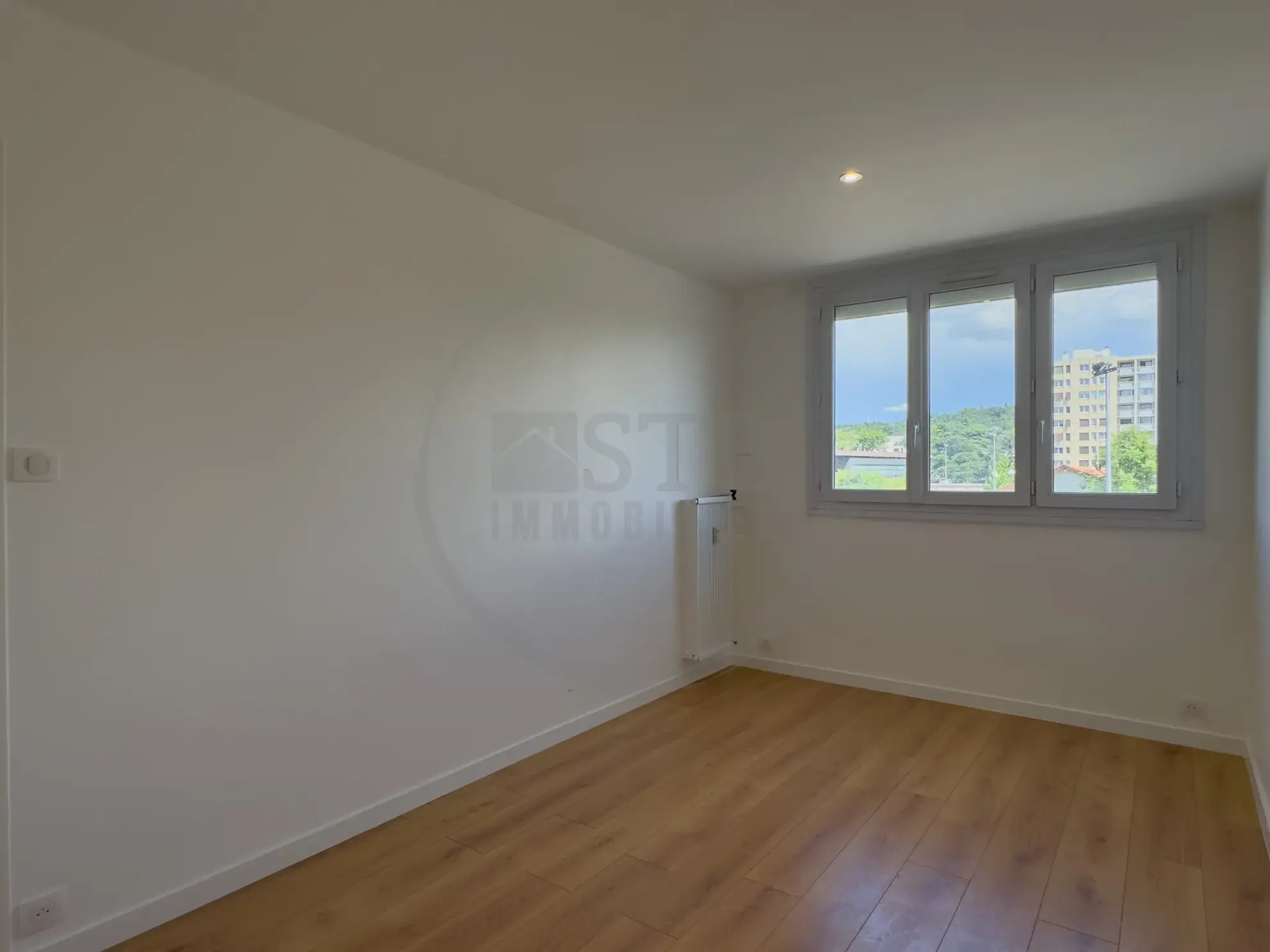 Appartement rénové de 61 m² à Valence avec balcon, garage et cave 