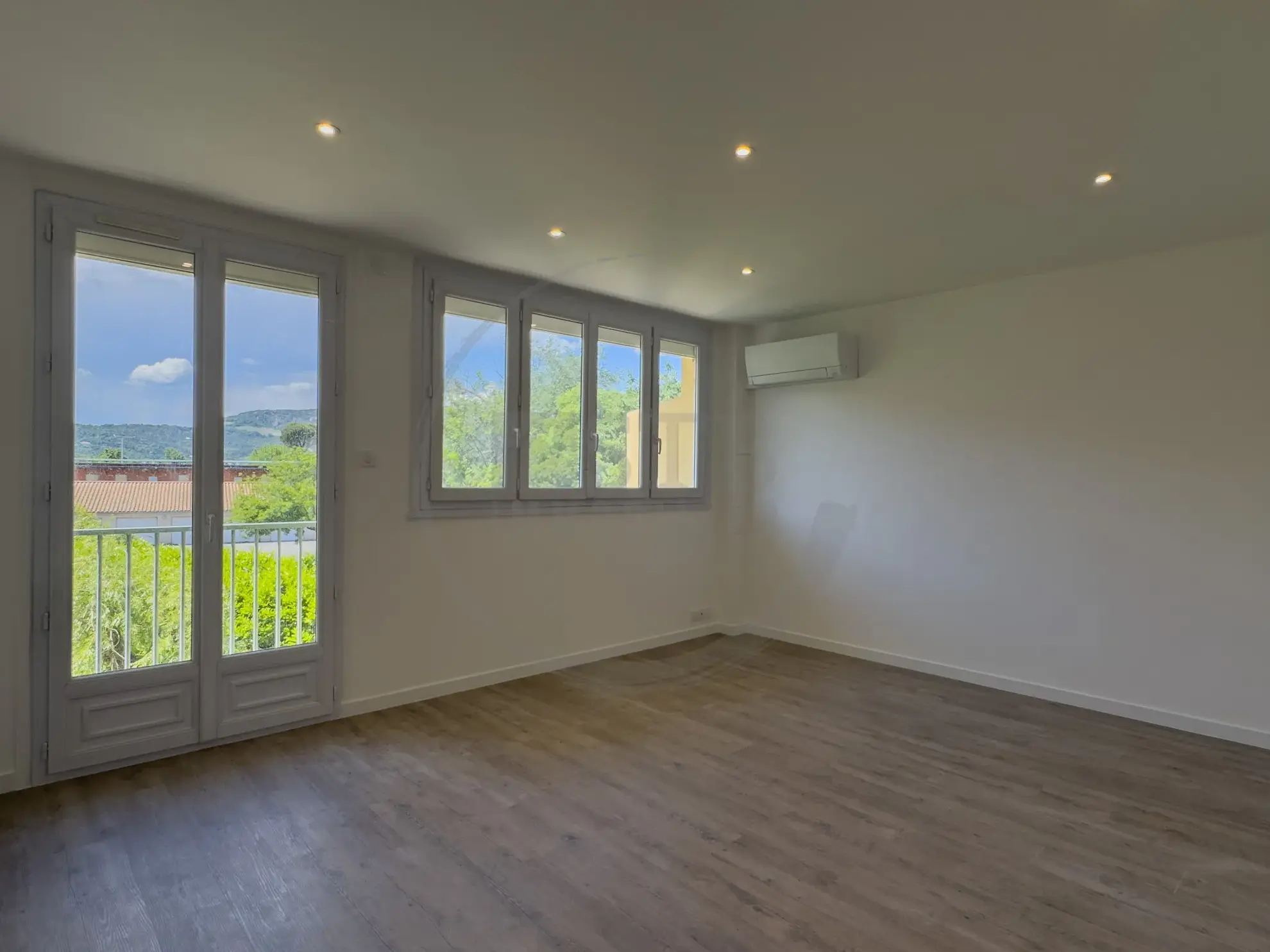 Appartement rénové de 61 m² à Valence avec balcon, garage et cave 