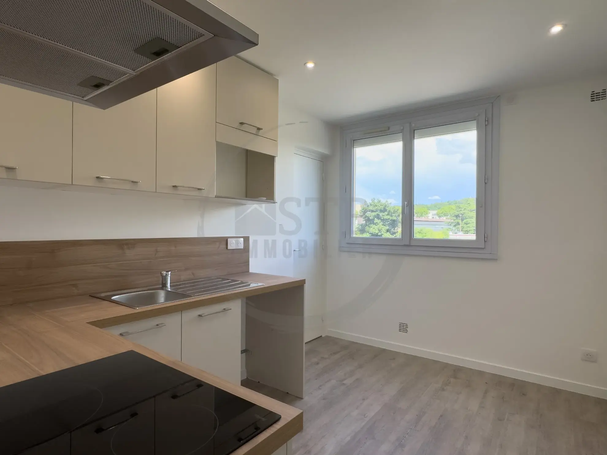 Appartement rénové de 61 m² à Valence avec balcon, garage et cave 