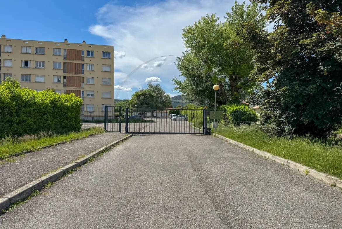 Appartement rénové de 61 m² à Valence avec balcon, garage et cave 