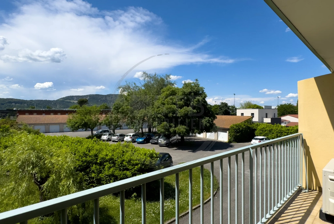 Appartement rénové de 61 m² à Valence avec balcon, garage et cave 