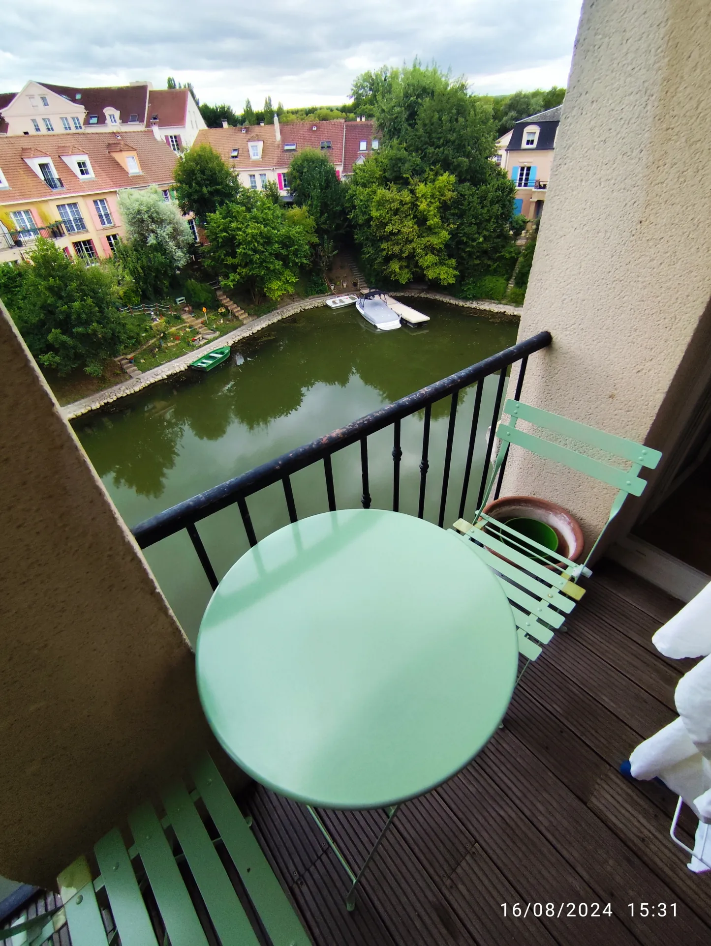 Appartement T2 avec terrasse à Cergy – Vue dégagée sur l'Oise et parking privé 