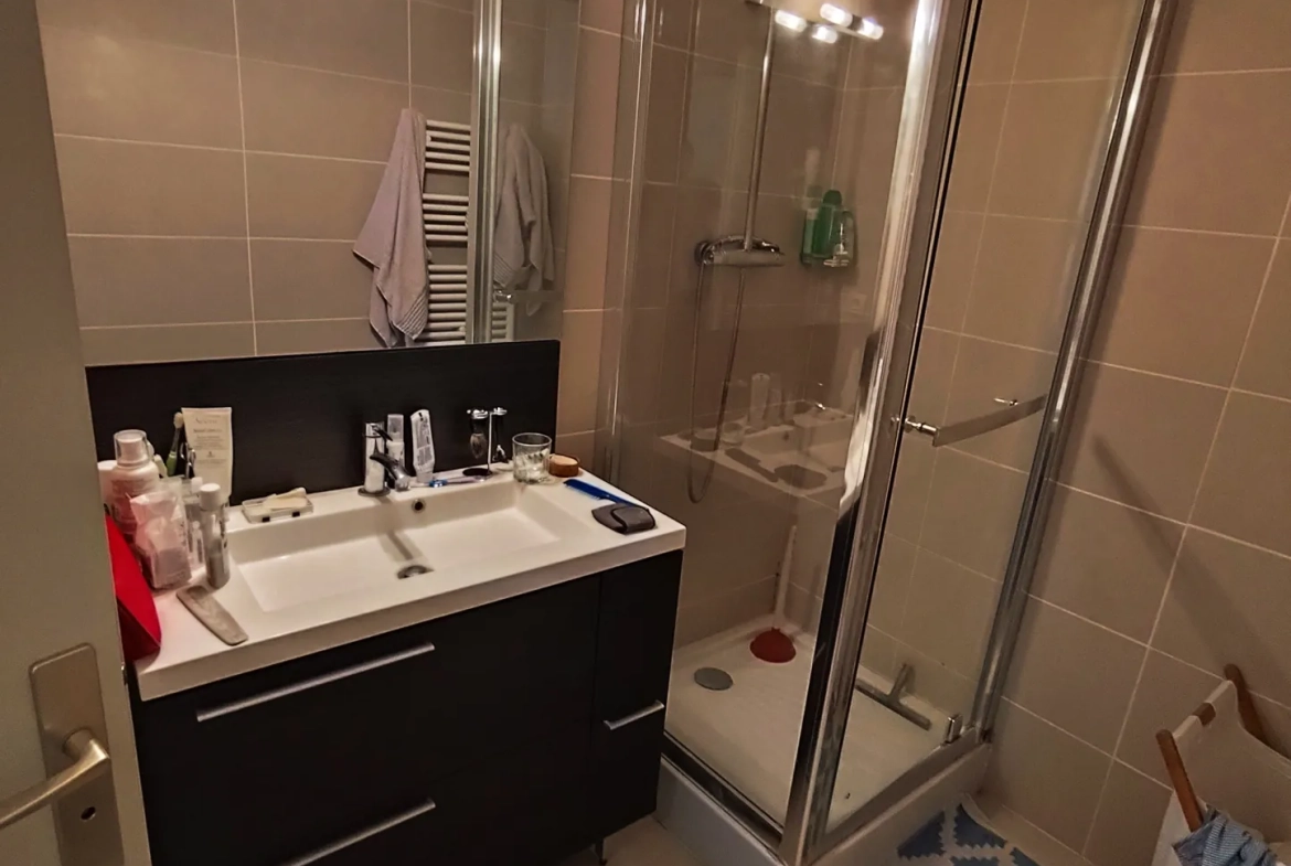 Appartement T2 avec terrasse à Cergy – Vue dégagée sur l'Oise et parking privé 