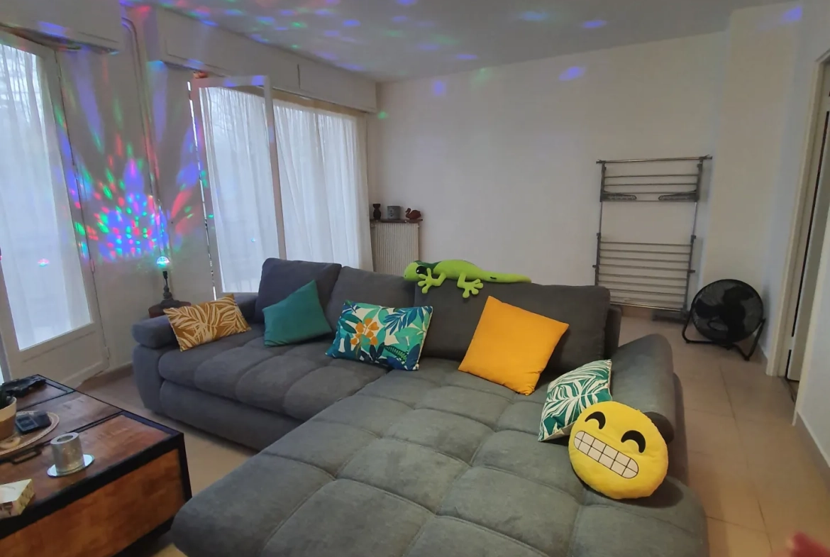 Grand studio à vendre loué avec cave et box à Le Port-Marly 