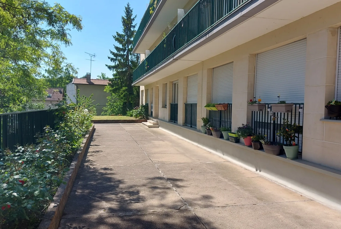 Grand studio à vendre loué avec cave et box à Le Port-Marly 