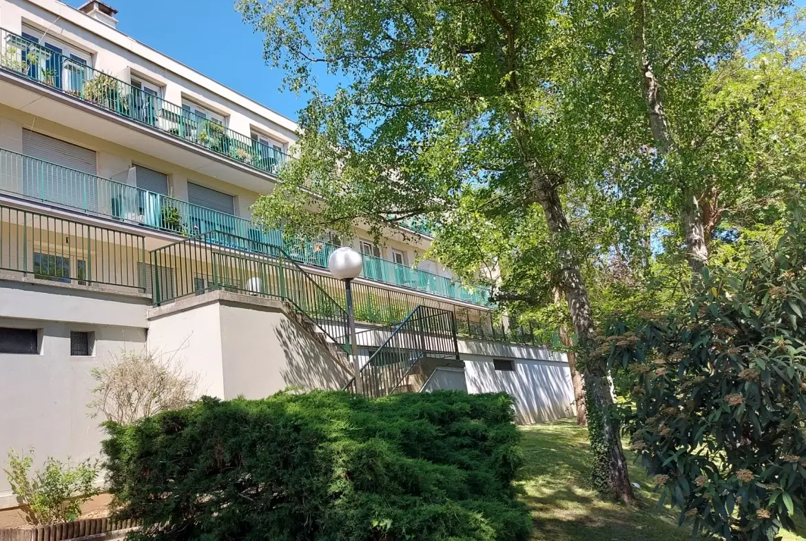 Grand studio à vendre loué avec cave et box à Le Port-Marly 