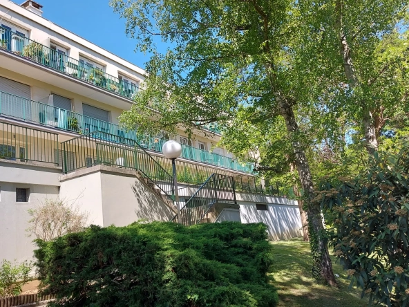 Grand studio à vendre loué avec cave et box à Le Port-Marly
