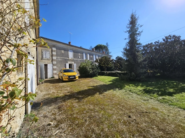 Maison en pierre à rénover avec dépendances et grand parc en Deux-Sèvres