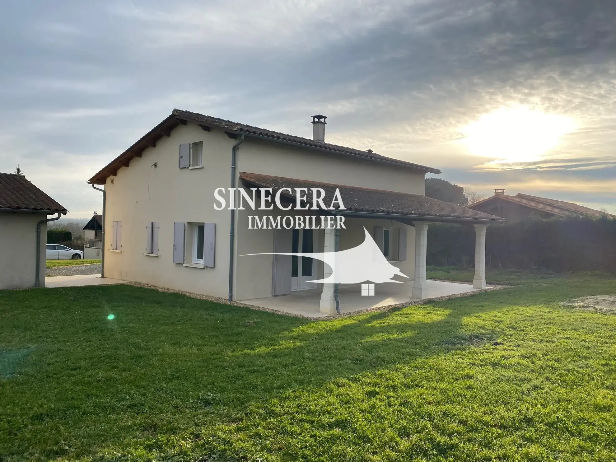 Maison contemporaine de 2012 avec 4 chambres et grand terrain à Aubeterre-sur-Dronne 