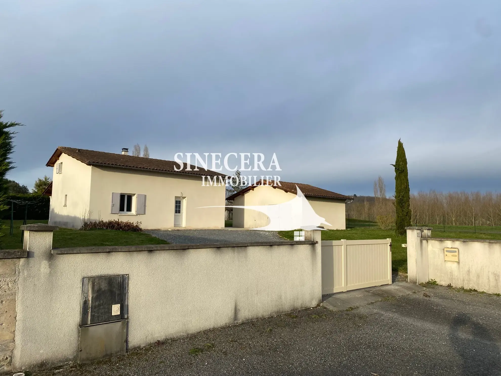 Maison contemporaine de 2012 avec 4 chambres et grand terrain à Aubeterre-sur-Dronne 