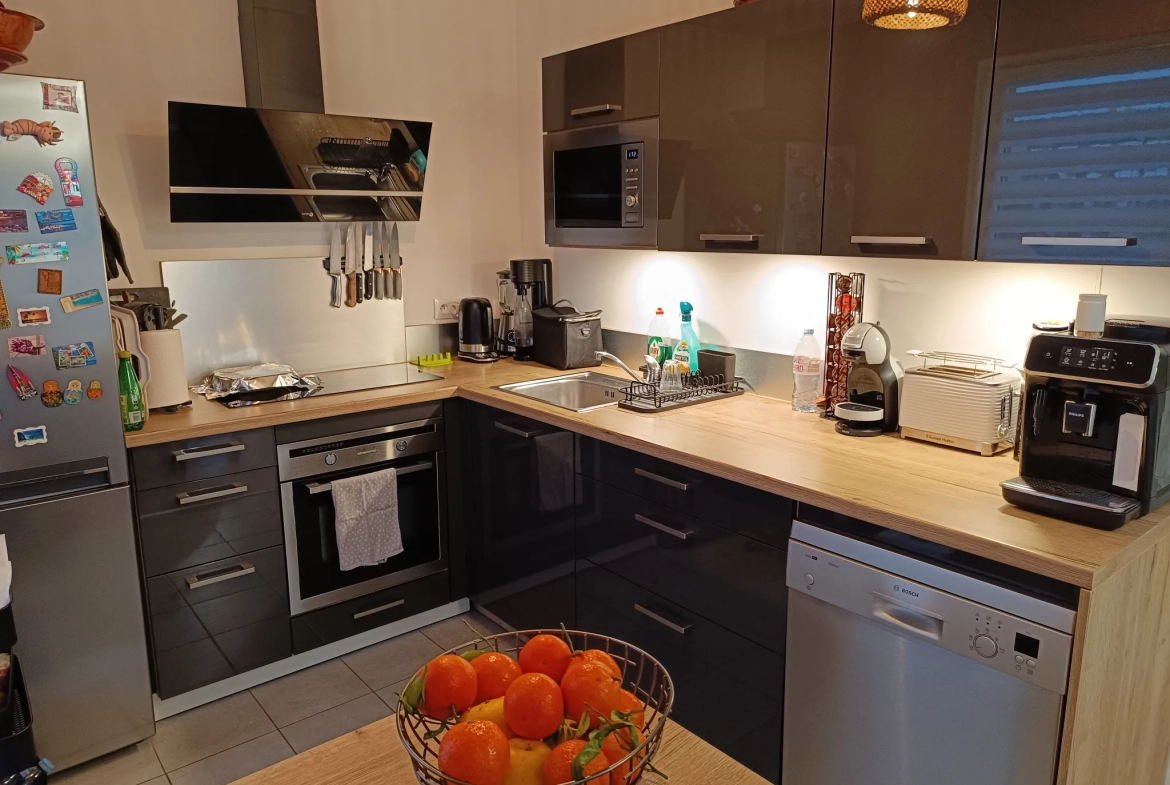 Appartement dernier étage avec grande terrasse à Trappes – Vue dégagée et parking inclus 