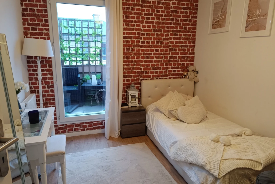 Appartement dernier étage avec grande terrasse à Trappes – Vue dégagée et parking inclus 