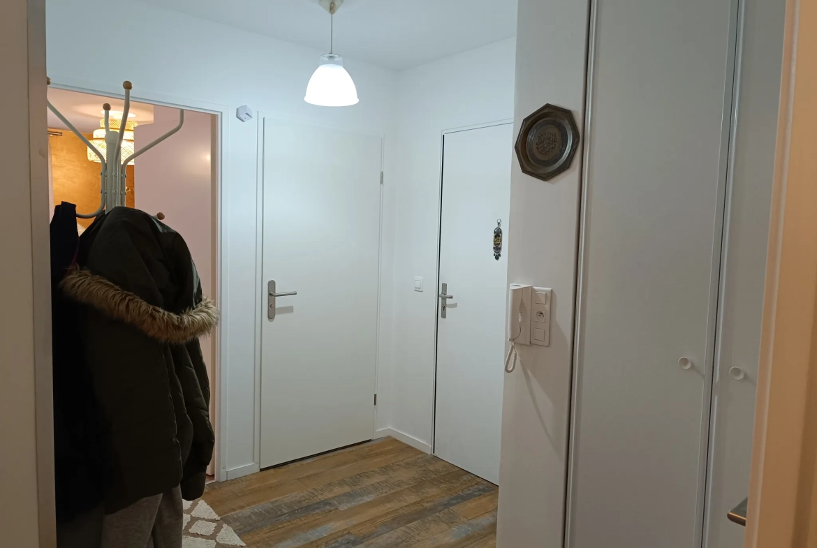 Appartement dernier étage avec grande terrasse à Trappes – Vue dégagée et parking inclus 