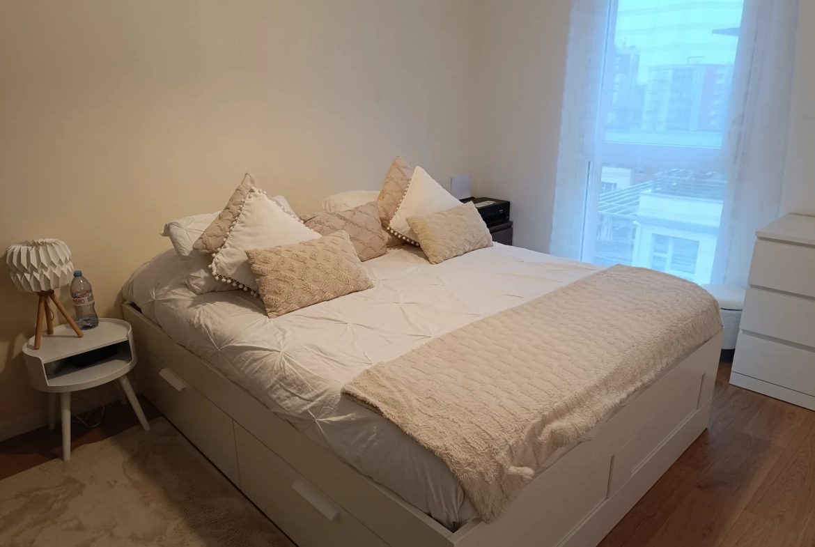 Appartement dernier étage avec grande terrasse à Trappes – Vue dégagée et parking inclus 