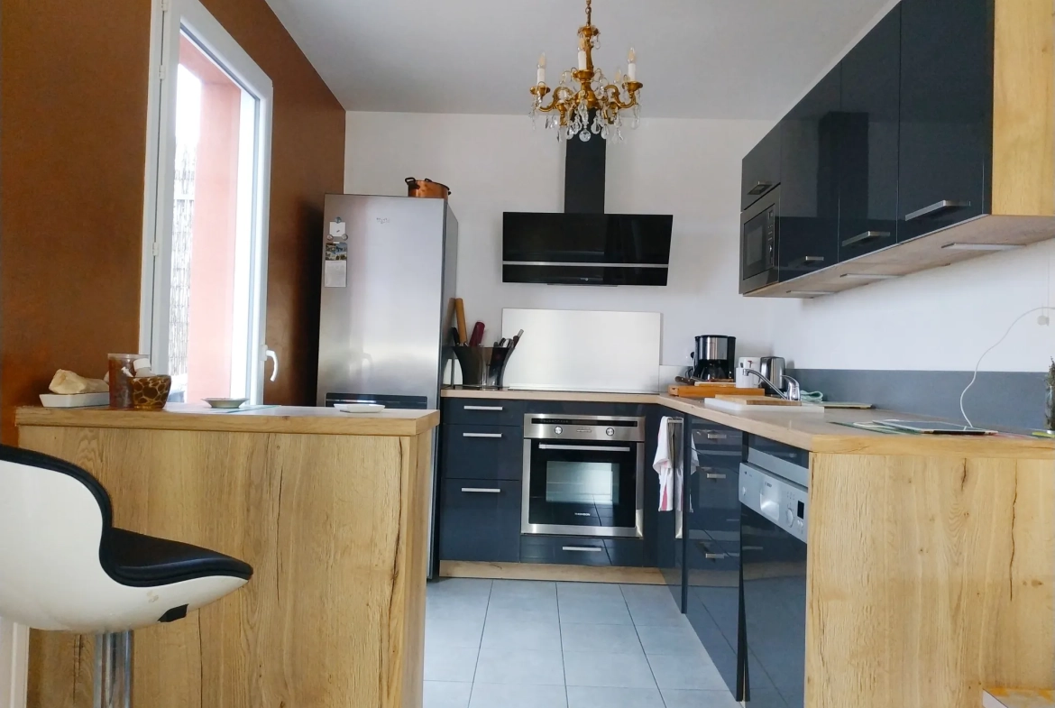 Appartement dernier étage avec grande terrasse à Trappes – Vue dégagée et parking inclus 