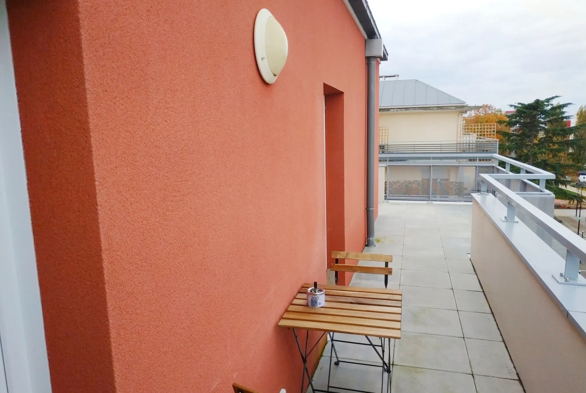 Appartement dernier étage avec grande terrasse à Trappes – Vue dégagée et parking inclus 