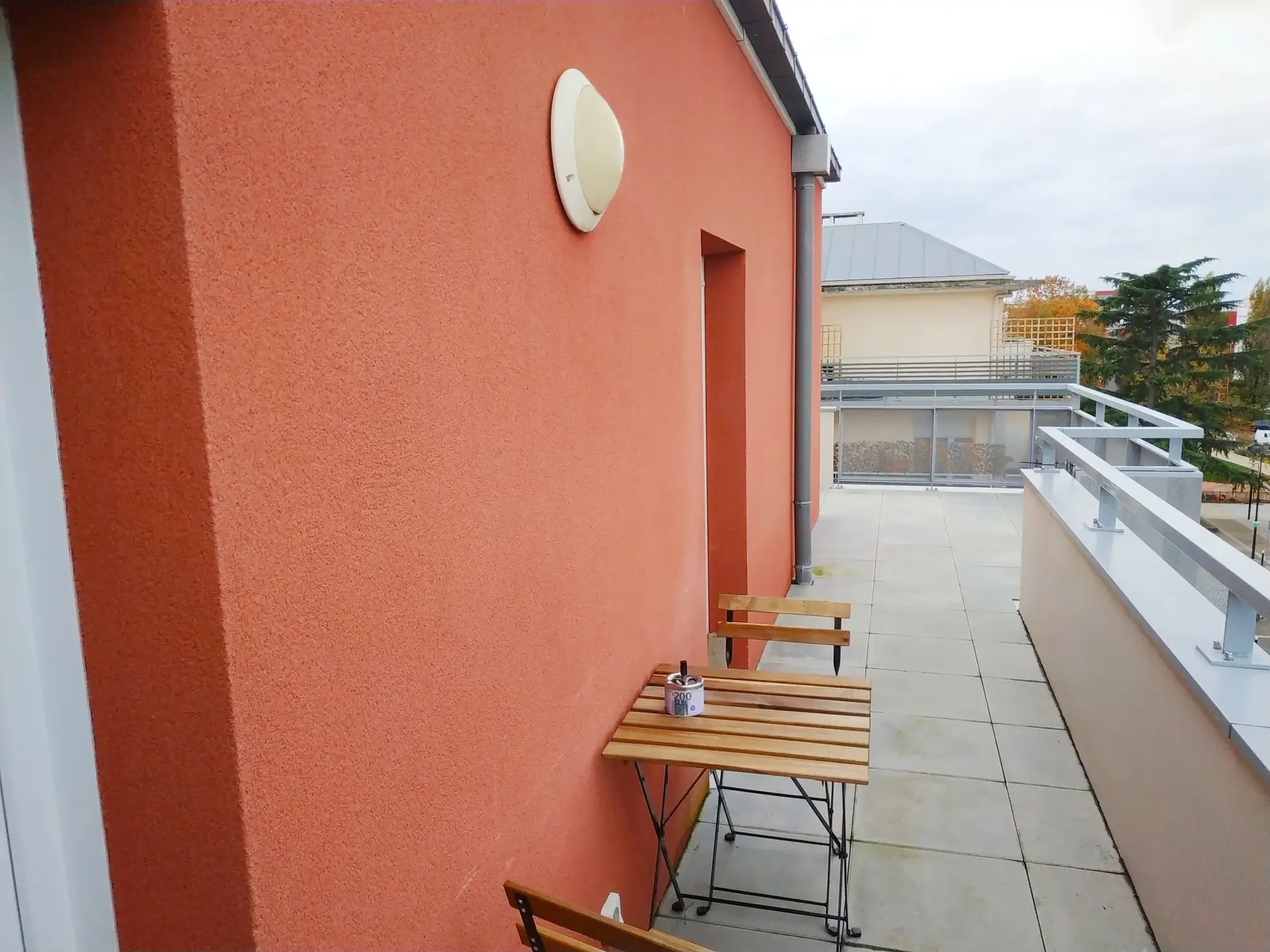 Appartement dernier étage avec grande terrasse à Trappes – Vue dégagée et parking inclus 