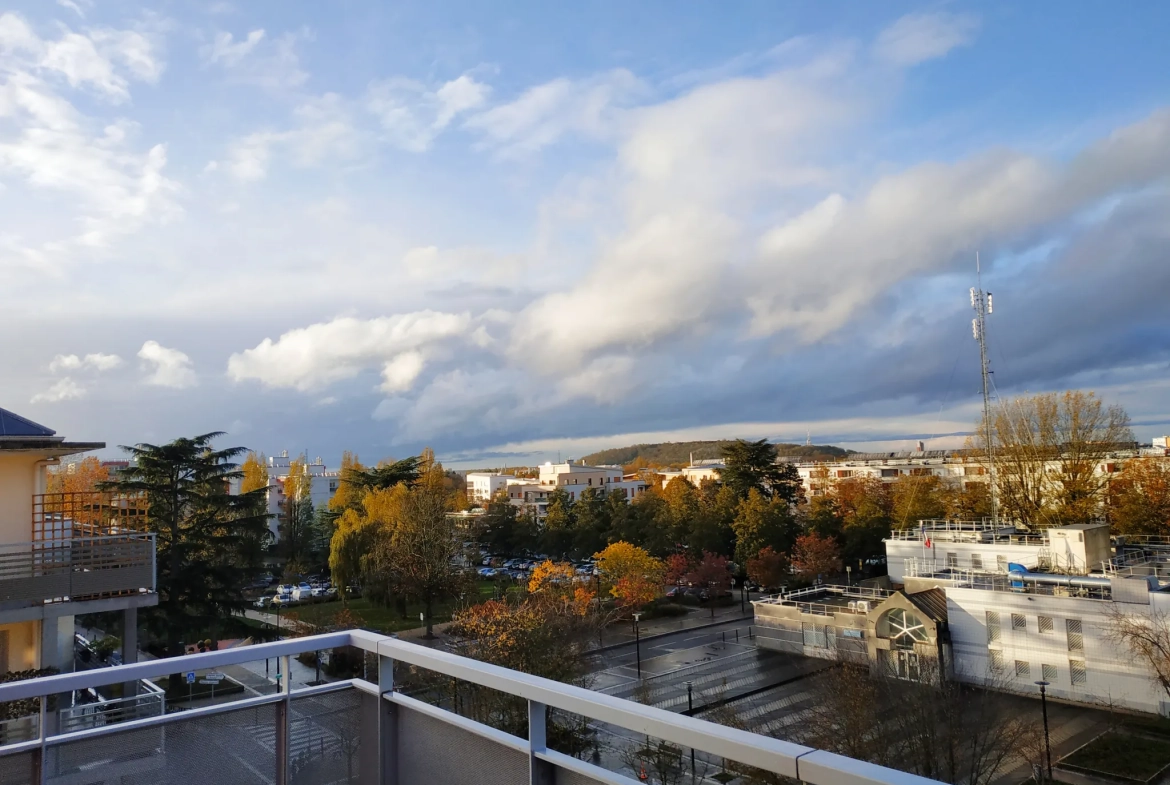 Appartement dernier étage avec grande terrasse à Trappes – Vue dégagée et parking inclus 