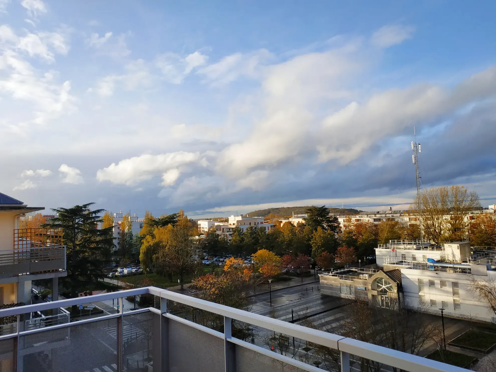 Appartement dernier étage avec grande terrasse à Trappes – Vue dégagée et parking inclus 