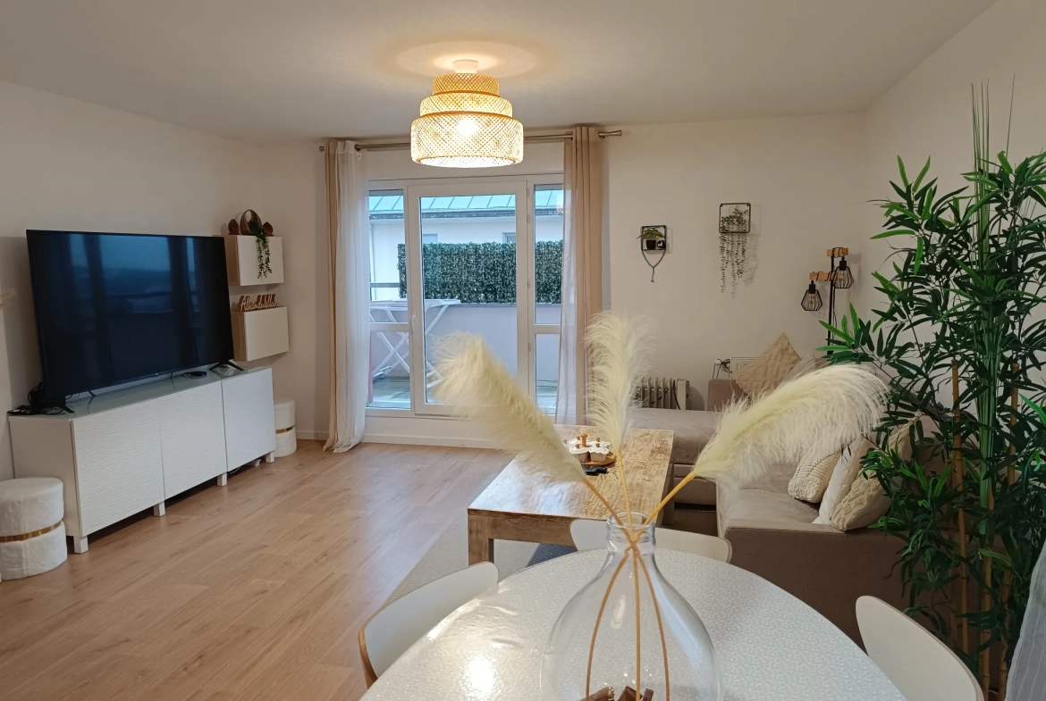 Appartement dernier étage avec grande terrasse à Trappes – Vue dégagée et parking inclus 